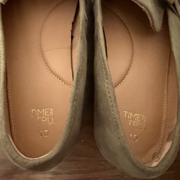 NEW Time and Tru Women's Olive Faux Suede Slip On Gold Buckle Loafers Flats 10 - Picture 4 of 6